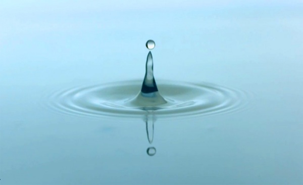 دانلود ویدئو استوک چکیدن قطره آب Water Drop HD Video Stock